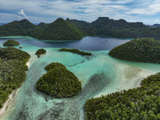 Luftaufnahme von verstreuten Inseln mit blauem Meerwasser auf der Insel Wajag, Raja Ampat, West Papua, Indonesien. - AAEF14965