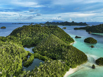 Luftaufnahme von verstreuten Inseln mit blauem Meerwasser auf der Insel Wajag, Raja Ampat, West Papua, Indonesien. - AAEF14967