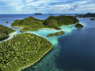 Luftaufnahme von verstreuten Inseln mit blauem Meerwasser auf der Insel Wajag, Raja Ampat, West Papua, Indonesien. - AAEF14968