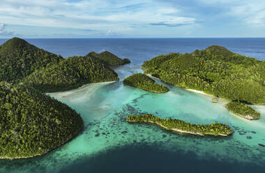 Luftaufnahme von verstreuten Inseln mit blauem Meerwasser auf der Insel Wajag, Raja Ampat, West Papua, Indonesien. - AAEF14969