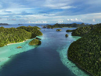 Luftaufnahme von verstreuten Inseln mit blauem Meerwasser auf der Insel Wajag, Raja Ampat, West Papua, Indonesien. - AAEF14970