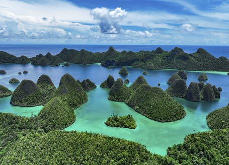 Luftaufnahme von verstreuten Inseln mit blauem Meerwasser auf der Insel Wajag, Raja Ampat, West Papua, Indonesien. - AAEF14974