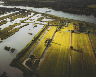 Luftaufnahme von Windmühlen bei Kinderdijk, Niederlande. - AAEF14975