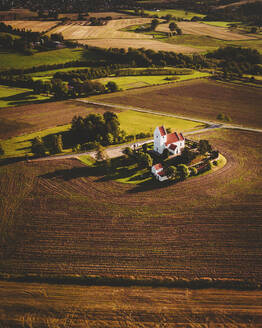 Luftaufnahme der Rislev Kirke, einer Kirche auf dem Lande, Naestved, Seeland, Dänemark. - AAEF14982