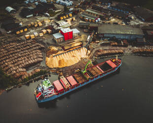 Luftaufnahme eines Holzcontainerschiffs in der Nähe von Stavanger, Norwegen. - AAEF14992