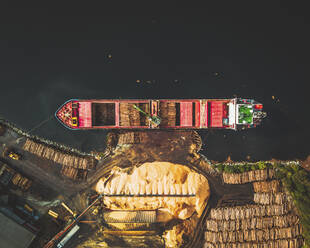 Luftaufnahme eines Holzcontainerschiffs in der Nähe von Stavanger, Norwegen. - AAEF14994