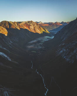 Luftaufnahme der Trollstingen-Straße inmitten der Fjorde in Norwegen. - AAEF15005