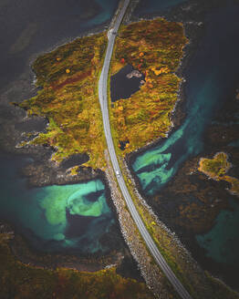 Luftaufnahme einer Straße auf den Lofoten, Norwegen. - AAEF15023