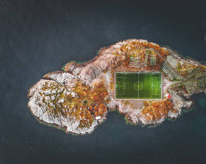 Luftaufnahme des berühmten Henningsvaer-Stadions auf den Lofoten, Norwegen. - AAEF15024