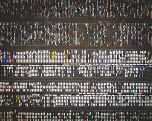Luftaufnahme von Autos im Hafen von Antwerpen, Belgien. - AAEF15040