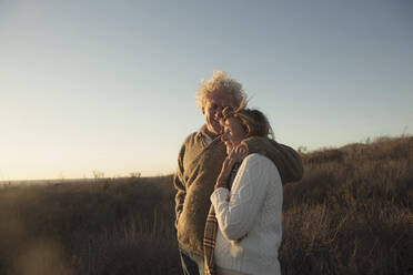Älteres kaukasisches Paar, das sich im Freien umarmt - TETF01650