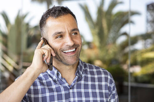 Happy mature man talking on smart phone - WPEF06156