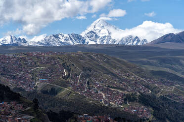 Atemberaubende Luftaufnahme der Stadt in einem Gebirgstal mit malerischen Felsen und zerklüfteten Klippen an einem sonnigen Tag in La Paz - ADSF35710