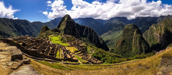 Von oberhalb des malerischen Bergtals während der Reise in Machu Picchu - ADSF35715