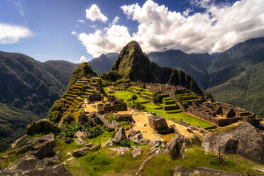 Von oberhalb des malerischen Bergtals während der Reise in Machu Picchu - ADSF35716