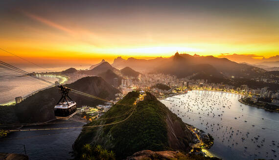 Atemberaubende Kulisse der modernen Seilbahn fahren über Meer und Berge gegen erstaunliche Sonnenuntergang Himmel in Rio de Janeiro - ADSF35724