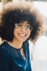 Smiling businesswoman with Afro hairstyle - MEUF06876