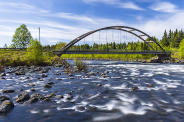 Schweden, Provinz Norrbotten, Fluss Slagnas und Burmabron-Brücke im Sommer - STSF03305