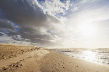 Wolken über Sandstrand bei Sonnenuntergang - GWF07505