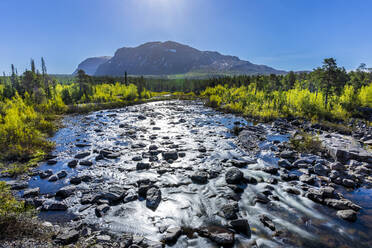 Schweden, Landkreis Norrbotten, Fluss im Nationalpark Stora Sjofallet - STSF03314