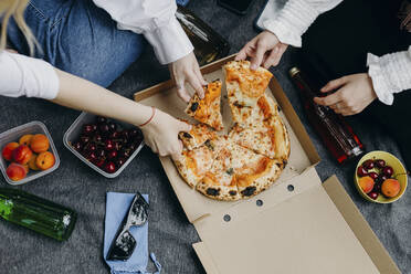 Junge Freunde beim gemeinsamen Pizzaessen - KASF00008