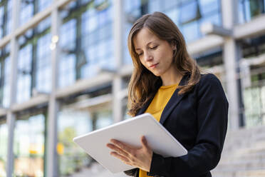 Businesswoman using tablet PC outdoors - DIGF18247