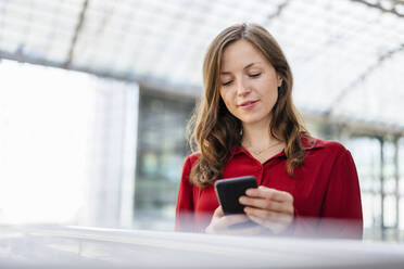 Woman with brown hair using smart phone - DIGF18262