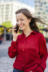 Happy woman talking on smart phone - DIGF18276