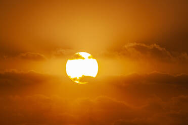 Sonne mit orangefarbenen Wolken am Himmel bei Sonnenuntergang - TETF01712