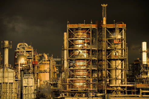 USA, California, Longbeach, Oil refinery at dusk - TETF01725