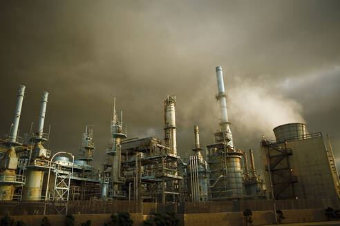 USA, California, Longbeach, Oil refinery at dusk - TETF01726