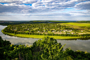 Blick auf den Fluss Dniestr und die Ukraine von Soroca, Moldawien, Europa - RHPLF22350