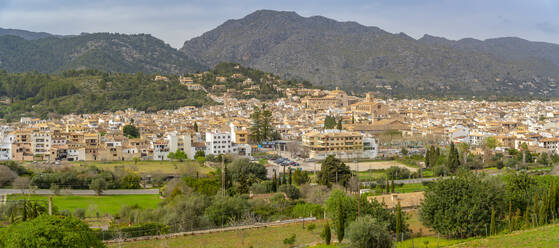 Blick auf Pollenca in bergiger Umgebung, Pollenca, Mallorca, Balearen, Spanien, Mittelmeer, Europa - RHPLF22354