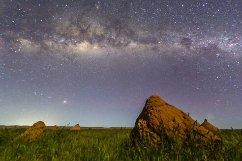 Die Milchstraße über Termitenhügeln im Cape Range National Park, Exmouth, Westaustralien, Australien, Pazifik - RHPLF22359