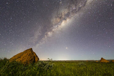 Die Milchstraße über Termitenhügeln im Cape Range National Park, Exmouth, Westaustralien, Australien, Pazifik - RHPLF22360