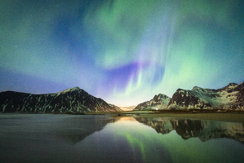 Heller Nachthimmel mit Aurora Borealis (Nordlicht) über Bergen und Skagsanden Strand, Flakstad, Lofoten, Norwegen, Skandinavien, Europa - RHPLF22363