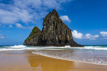 Zwei Felsenbrüder am Strand von Cacimba do Padre, Fernando de Noronha, UNESCO-Weltkulturerbe, Brasilien, Südamerika - RHPLF22377