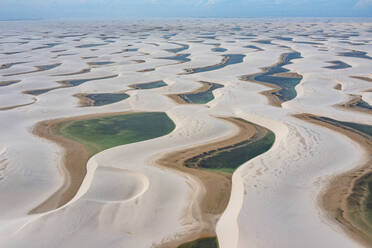 Luftaufnahme von Süßwasserseen zwischen riesigen Sanddünen im Lencois Maranhenses National Park, Maranhao, Brasilien, Südamerika - RHPLF22383