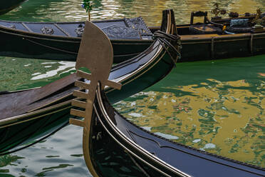 Blick auf leere Gondeln mit dem charakteristischen eisernen Bugkopf, Venedig, Venetien, Italien, Europa - RHPLF22405