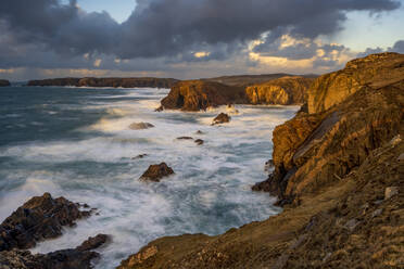 Schroffe Felsenküste von Mangersta, Mangersta Beach, Isle of Lewis and Harris, Äußere Hebriden, Schottland, Vereinigtes Königreich, Europa - RHPLF22407