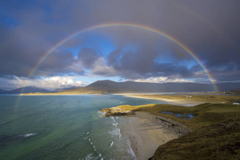 Regenbogen über dem Strand von Seilebost, Isle of Lewis and Harris, Äußere Hebriden, Schottland, Vereinigtes Königreich, Europa - RHPLF22408