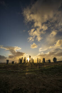 Sonnenaufgang bei Callanish Standing Stones, Callanish, Isle of Lewis, Äußere Hebriden, Schottland, Vereinigtes Königreich, Europa - RHPLF22410