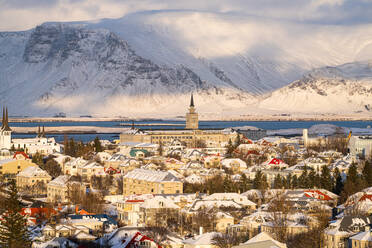 Innenstadt von Reykjavik mit Bergen im Hintergrund, Reykjavik, Island, Polarregionen - RHPLF22421