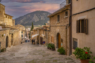 Blick auf das Geschäft an der Kalvarienberg-Treppe in der Altstadt von Pollenca, Pollenca, Mallorca, Balearen, Spanien, Mittelmeer, Europa - RHPLF22428