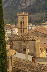 Blick auf den Uhrenturm der Kirche und die Dächer in der Altstadt von Pollenca, Pollenca, Mallorca, Balearen, Spanien, Mittelmeer, Europa - RHPLF22430