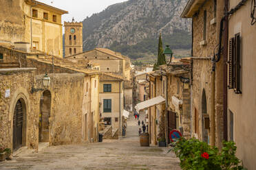 Blick auf den Uhrenturm der Kirche und die Straße in der Altstadt von Pollenca, Pollenca, Mallorca, Balearen, Spanien, Mittelmeer, Europa - RHPLF22431