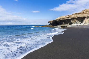 Wellen brechen an den Klippen des Vulkanstrandes von Ajuy, Fuerteventura, Kanarische Inseln, Spanien, Atlantik, Europa - RHPLF22448