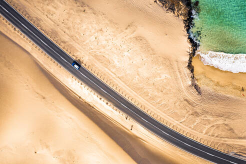 Auto auf der Straße zwischen Sanddünen und Meer, Luftaufnahme, Corralejo Natural Park, Fuerteventura, Kanarische Inseln, Spanien, Atlantik, Europa - RHPLF22450