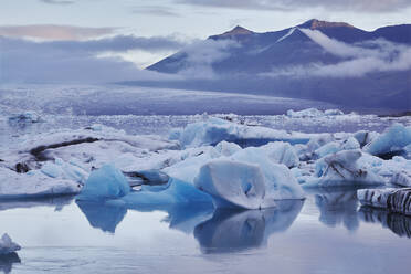 Eisschollen in der Lagune von Jokulsarlon, Blick auf die Vatnajokull-Eiskappe, Vatnajokull-Nationalpark, Südküste Islands, Polarregionen - RHPLF22464