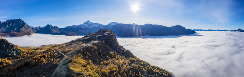 Valmalenco Skipisten mit Herbstfarben und Wolken bedeckt Valmalenco Tal, Valtellina, Lombardei, Italien, Europa - RHPLF22473